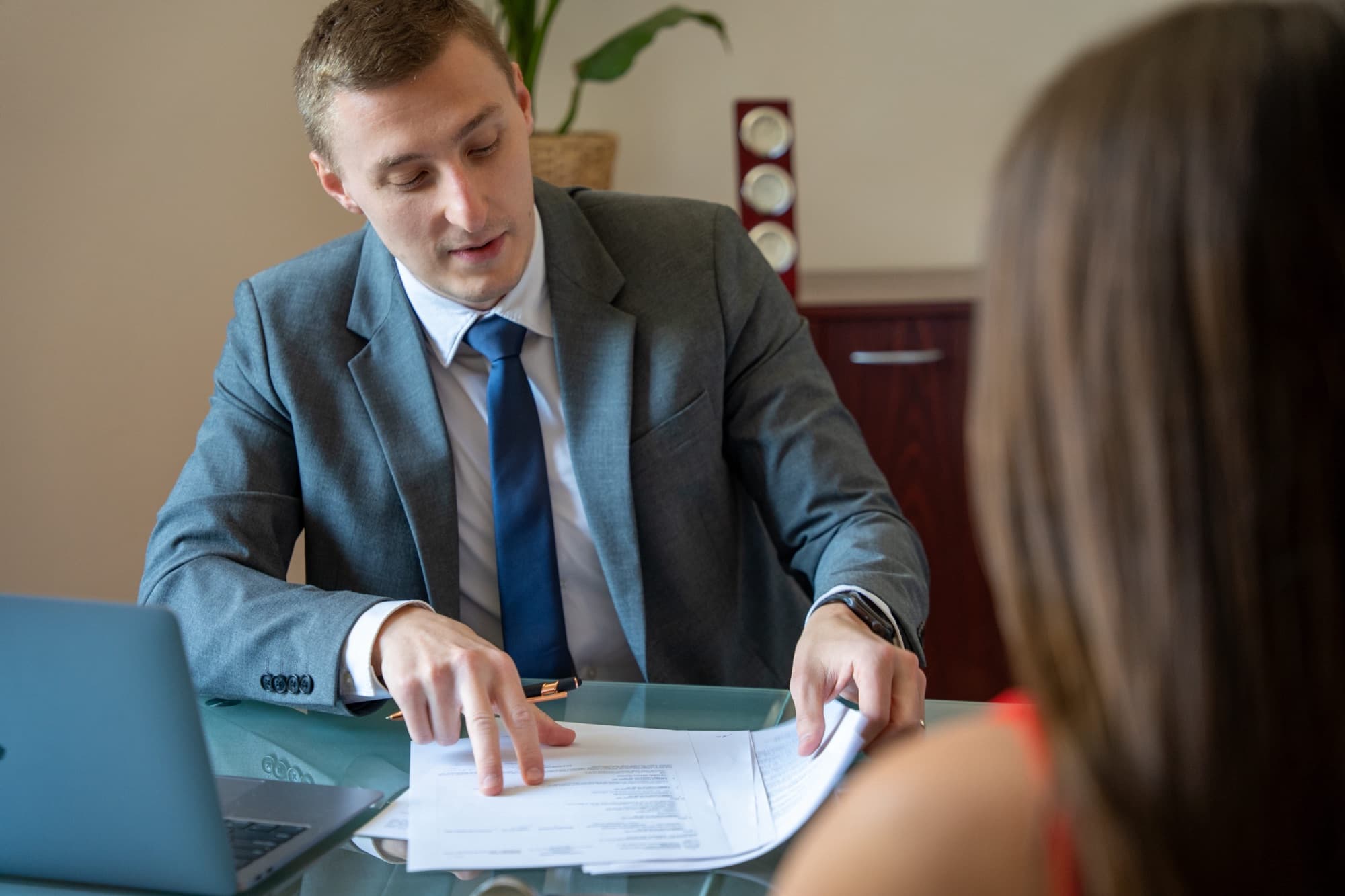 Dr. Barbu Remus în timpul unei consultații cu clientul